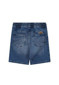 Shorts en denim bleu avec une taille élastique, deux poches arrière et une étiquette en forme de smiley marron sur la poche droite.