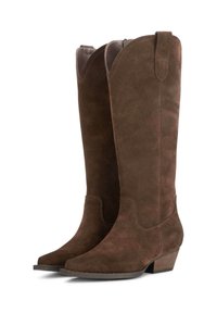 Botas de ante marrón hasta la rodilla con una puntera ligeramente puntiaguda, tacón bajo apilado y costuras decorativas en el caña y el lateral.