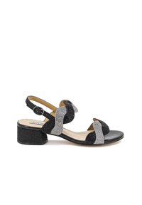 Sandalo nero e argento con texture scintillante, cinturini ondulati, chiusura con fibbia e tacco basso a blocco per stabilità. Design della soletta piatta.