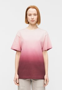 Μπλουζάκι με κουτί, σε διαβάθμιση από ανοιχτό ροζ έως βαθύ βουργουνδί. Βαμβακερό ύφασμα, κοντά μανίκια, στρογγυλή λαιμόκοψη, ομαλή υφή και ομοιόμορφη μετάβαση χρώματος.