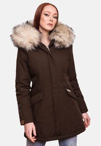 Bruine parka-jack met een grote, lichtgekleurde nepbontkraag, ritssluiting aan de voorkant en zijzakken, met een gladde textuur.