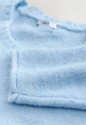 Jasnoniebieski sweter z dzianiny o miękkiej teksturze; ma okrągły dekolt i widoczną metkę z napisem "NEXT."
