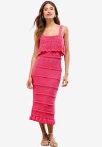 Gehaakte roze jurk met een vierkante halslijn, gelaagd ontwerp, textuurpatronen en een aansluitende pasvorm. Accentueert met een gefronste zoom.