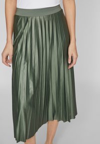 Gonna midi plissettata in satin verde scuro. Presenta una vita elasticizzata e un design fluido con pieghe verticali testurizzate.