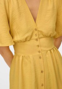Vero Moda Marškininė suknelė - golden spice