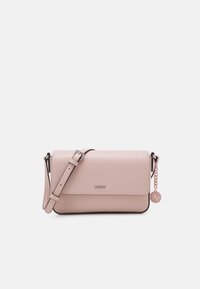 Borsa a spalla in pelle rosa con pattina frontale, accessori in tonalità argento, tracolla regolabile e un ciondolo attaccato di lato.