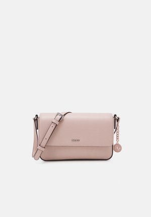 Różowa skórzana torebka crossbody z klapą z przodu, srebrnymi detalami, regulowanym paskiem i zawieszką przypiętą z boku.