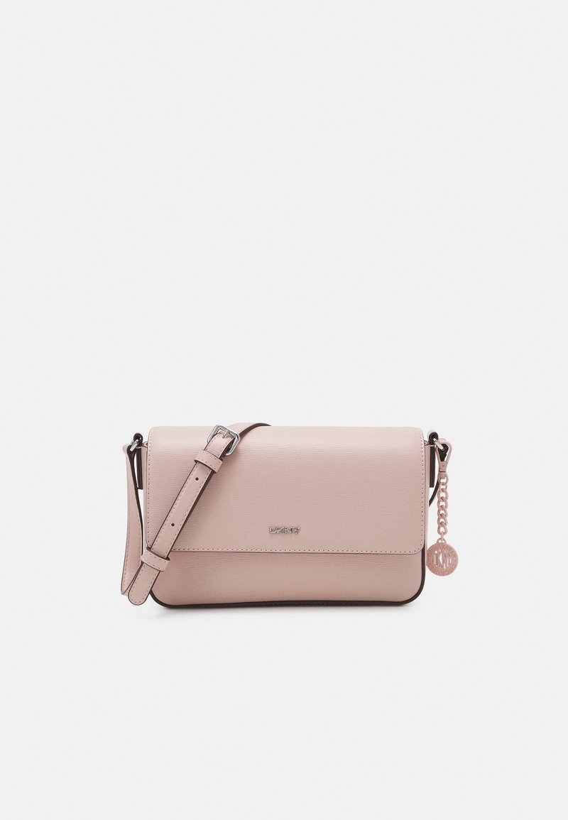Borsa a spalla in pelle rosa con pattina frontale, accessori in tonalità argento, tracolla regolabile e un ciondolo attaccato di lato.