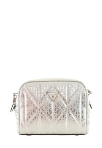 Borsa in materiale sintetico argento con design trapuntato, dotata di una placca con logo triangolare e chiusura con zip. Accenti a motivi sottili.