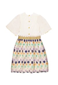 Abito bianco a maniche corte con chiusura a bottoni sul retro, caratterizzato da una gonna trasparente con un motivo decorato e dettagli floreali colorati, e una cinturina con logo dorato.