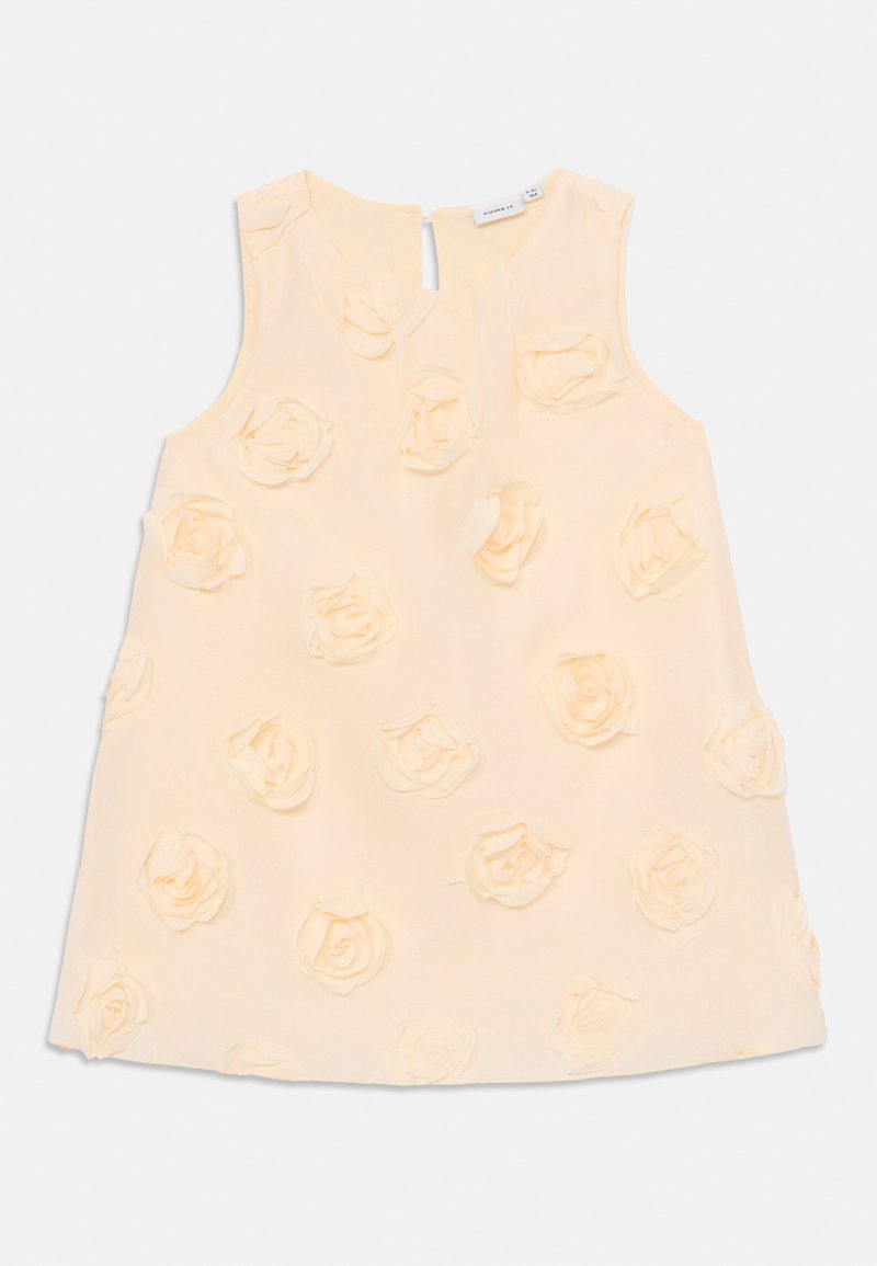 Vestido sem mangas em tecido amarelo pastel suave, adornado com aplicações de rosas em 3D e com uma abertura em forma de buraco na parte de trás para fácil vestimenta.