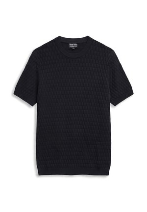 Suéter negro de punto de manga corta con patrón texturizado de cuadros y cuello redondo, extendido sobre un fondo blanco.