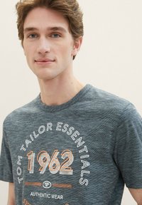 TOM TAILOR MIT LOGO - Potiskana majica - navy grey mint finestripe