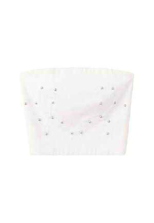 Crop top blanc sans bretelles décoré de petites perles argentées dispersées sur le tissu dans un motif subtil.