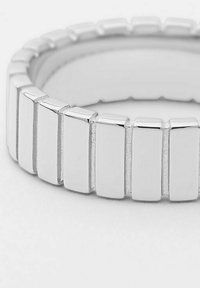 Silberner metallischer Armreif mit rechteckigen Segmenten und polierter Oberfläche. Glatte Textur mit abwechselnden matten Akzenten.
