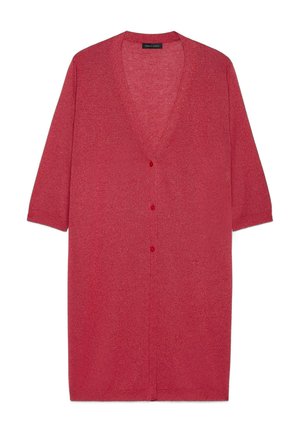 Lange rode gebreide cardigan met driekwartmouwen en drie kleine knoopjes aan de voorkant, V-hals.