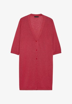 Cardigan largo de punto rojo con mangas tres cuartos y tres pequeños botones en la parte delantera, cuello en V.