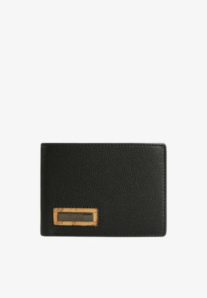 Portafoglio in pelle nera con finitura testurizzata, caratterizzato da un accento metallico rettangolare in tonalità dorate e scure, che mostra un design elegante e minimalista.