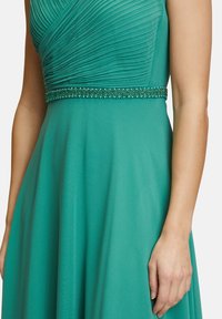 Vera Mont ABEND MIT PLISSEE - Alkalmi viselet - silky green