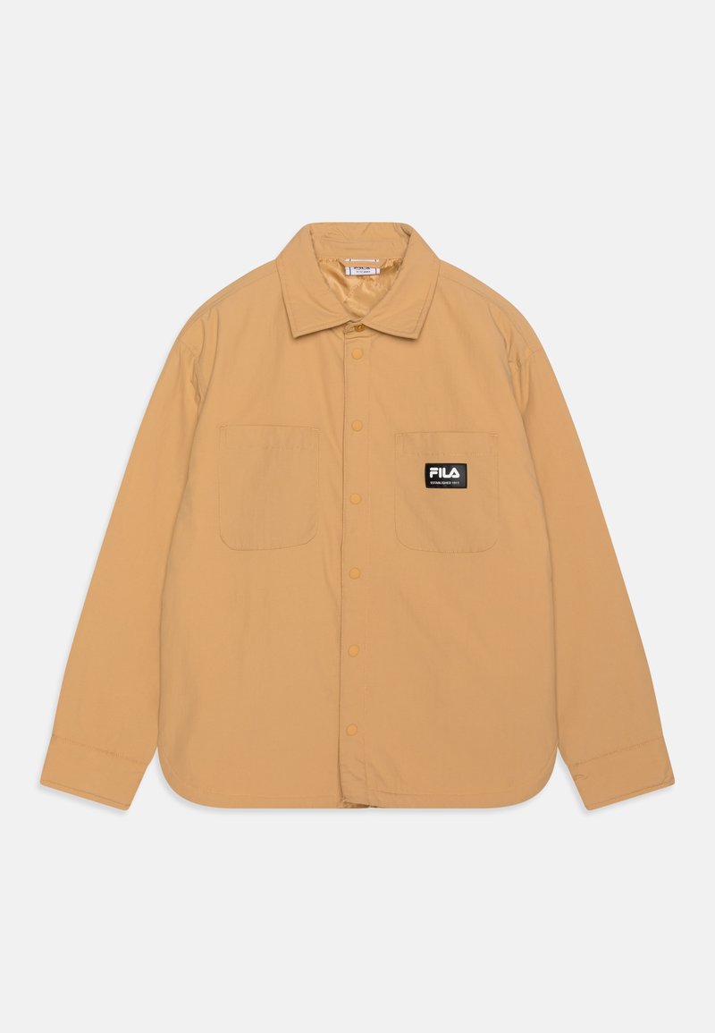 Veste beige à boutons avec deux poches sur la poitrine, dont une avec un patch logo FILA noir, des manches longues et un col classique.