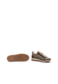 Des baskets en cuir vert avec une semelle en caoutchouc marron, présentant un laçage à l'avant et des accents beige. Design texturé et robuste avec un profil bas.