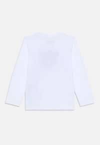 Weißes langärmliges T-Shirt aus weicher Baumwolle. Mit Rundhalsausschnitt und geradem Saum. Minimalistisches Design ohne sichtbare Muster oder Grafiken.