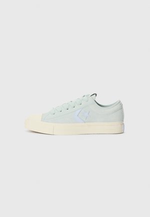 Adidași din pânză verde mentă deschis cu vârf din cauciuc, logo alb în formă de stea și talpă din cauciuc de culoare crem. Prezintă un design clasic cu șireturi.