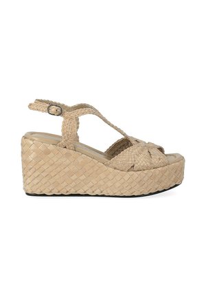 Sandalo con zeppa beige intrecciata con cinturini intrecciati, fibbia alla caviglia e suola spessa piattaforma.