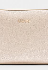 Borsa a mano texturizzata rosa chiaro con logo "LIU·JO" in tonalità oro sulla parte anteriore; bordi lisci e dettagli di pattern delicato in tutta la borsa.