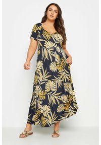 Abito lungo in tessuto blu navy con una vivace stampa di foglie tropicali gialle, maniche corte e un design avvolgente con una silhouette fluida.
