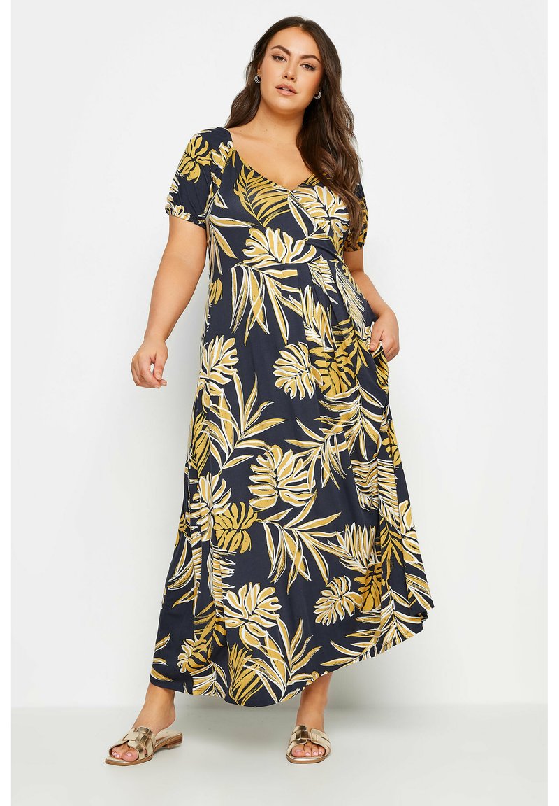 Abito lungo in tessuto blu navy con una vivace stampa di foglie tropicali gialle, maniche corte e un design avvolgente con una silhouette fluida.