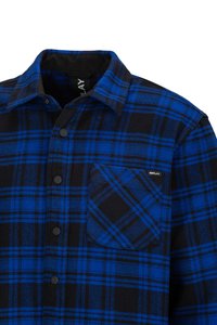 Blau und schwarz karierte Flanellshirt mit Knopfleiste am Kragen, Brusttasche und strukturiertem Stoff. Logostick auf der Tasche.