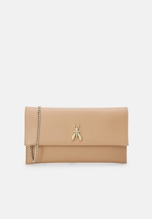 Bolso tipo clutch de cuero beige con un broche dorado en forma de insecto y una correa de cadena dorada a juego sobre un fondo blanco.