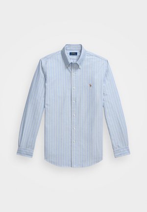Chemise à col boutonné de couleur bleu clair avec de fines rayures blanches, fabriquée en coton. Dotée d'un col étalé et d'un petit logo brodé sur la poitrine.