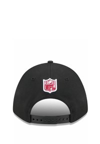 Schwarze Baseballmütze mit flachem Schirm, mit einem gestickten NFL-Logo in Rot und Weiß auf der Rückseite. Verstellbarer Snap-Verschluss hinten.