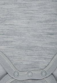 Un body gris à manches courtes avec un motif tricoté texturé, doté d'un col rond et de fermetures à pression au bas pour un accès facile.