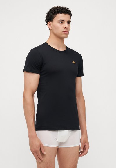 Μαύρο κοντομάνικο T-shirt φτιαγμένο από λείο ύφασμα, με στρογγυλή λαιμόκοψη και μικρό χρυσό λογότυπο στο αριστερό στήθος.