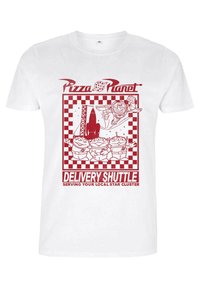 Bílý bavlněný tričko s červeným grafickým designem. Ilustrace zahrnuje "Pizza Planet", Buzze Rakeťáka a tři zelené vetřelce s kostkovanými okraji.
