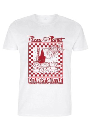 Witte katoenen t-shirt met een rood grafisch ontwerp. Illustratie bevat "Pizza Planet", Buzz Lightyear en drie groene aliens met geblokte randen.