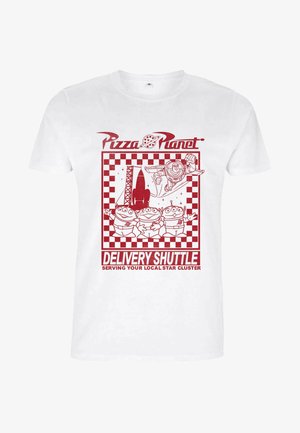 Weißes Baumwoll-T-Shirt mit einem roten Grafikdesign. Die Illustration umfasst "Pizza Planet", Buzz Lightyear und drei grüne Aliens mit karierten Rändern.