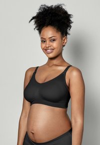 Schwarzer Still-BH aus glattem Stoff. Mit verstellbaren Trägern und einem unterstützenden Design, das für Komfort während der Schwangerschaft entwickelt wurde.
