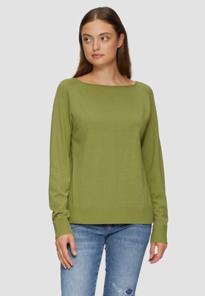 Groene langwerpige trui met een bootnek, geribbelde manchetten en een geweven afwerking. Draag het met blauwe versleten spijkerbroek.