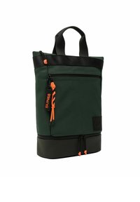 Zelena platnena torba s črnimi poudarki, oranžnimi zadrgami in vrvicami ter z logotipno značko. Zložljiv zgornji del in dvojni ročaji.
