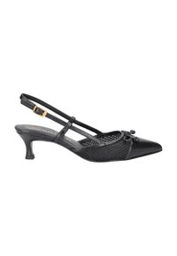 Zapato negro tipo slingback con punta afilada, diseño de cuero y malla, tiras finas, detalle de lazo en la punta y un tacón cónico bajo.