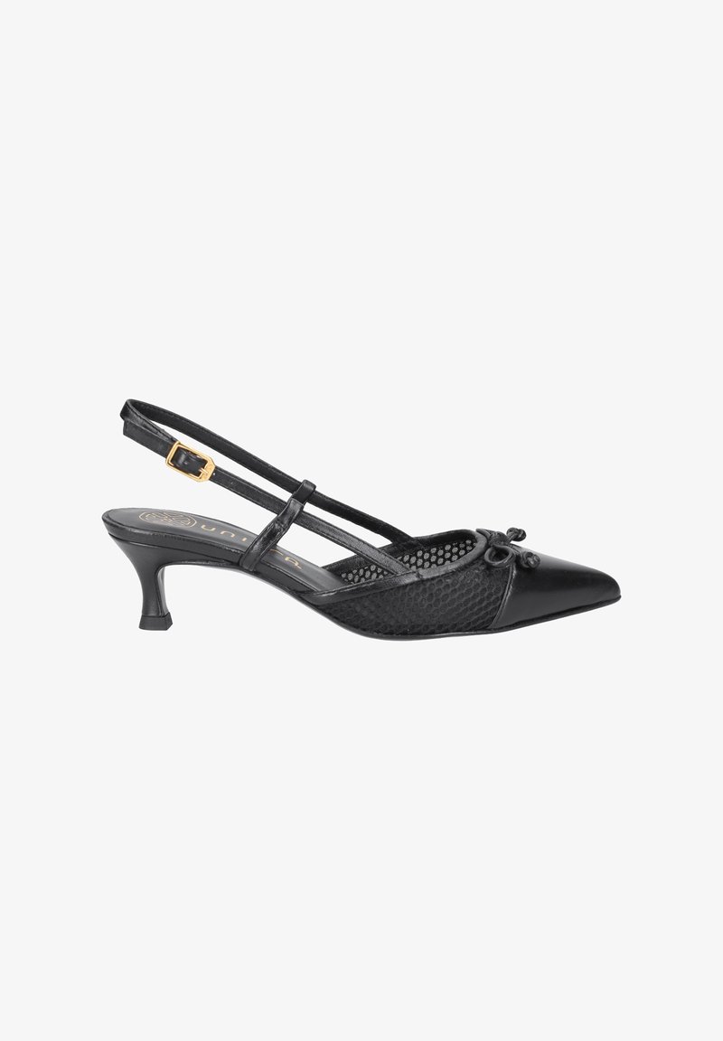 Chaussure noire à talon slingback avec bout pointu, design en cuir et mesh, fines bretelles, détail en nœud sur le bout et un petit talon en forme de cône.