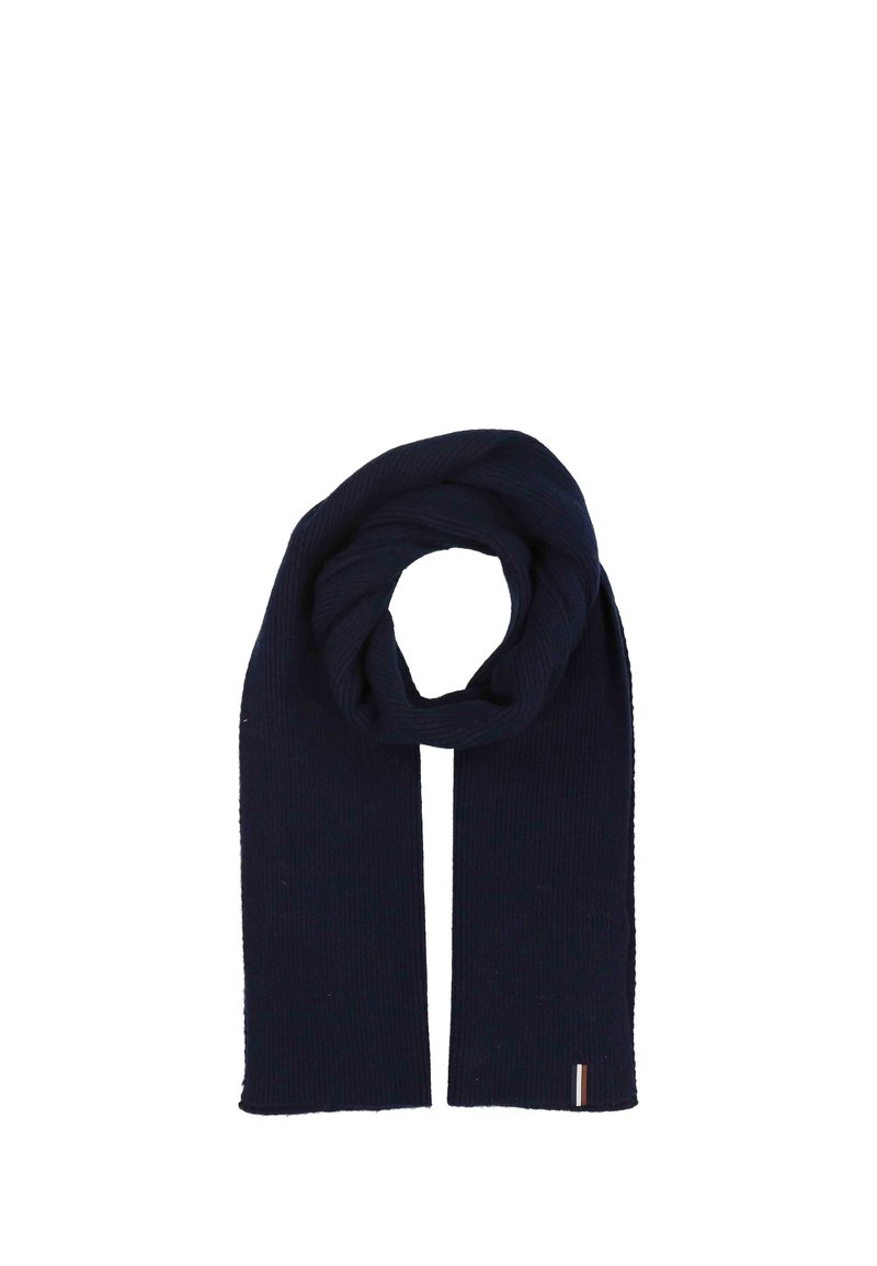 Écharpe en tricot côtelé bleu marine foncé pliée en boucle avec une petite étiquette en tissu rayé près d'une extrémité sur un fond blanc.