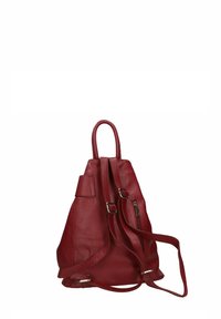 Mochila roja de cuero con una superficie texturizada, correas dobles para los hombros y un asa superior. Incluye un bolsillo con cremallera y una correa ajustable.