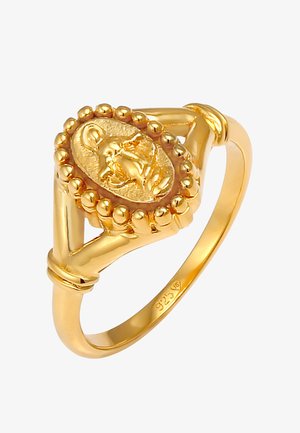 Anillo de oro con un diseño ovalado que presenta un motivo de león en relieve, rodeado por un borde de perlas; banda de metal lisa con un acabado pulido.