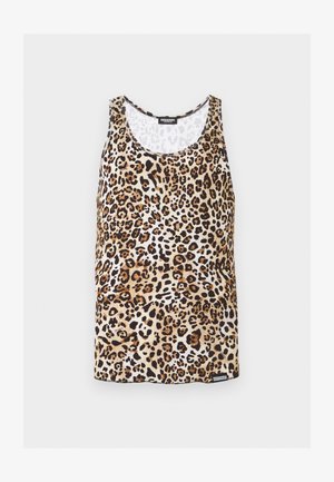 Camiseta sin mangas con estampado de leopardo en marrón, negro y beige y una pequeña etiqueta negra en el dobladillo inferior sobre un fondo blanco.