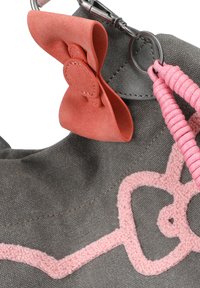 Borsa in tela grigia con design ricamato rosa e un dettaglio in pelle corallo a forma di fiocco. Include una tracolla intrecciata rosa e accessori in argento.
